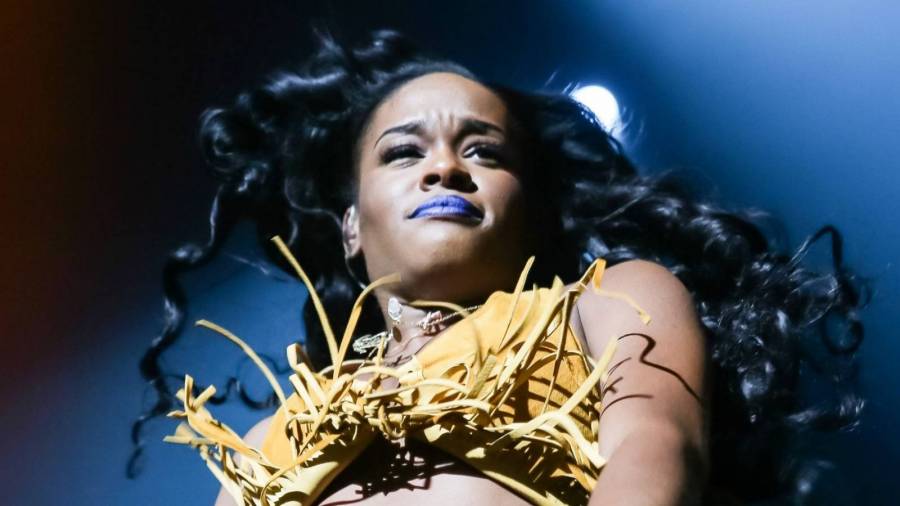 Azealia Banks Fires Off Graphic, Transphobic Tweets — Gets ...